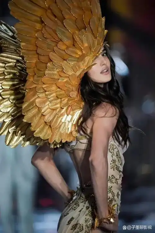 维密模特身着比基尼舞台走秀美丽动人魅力无限