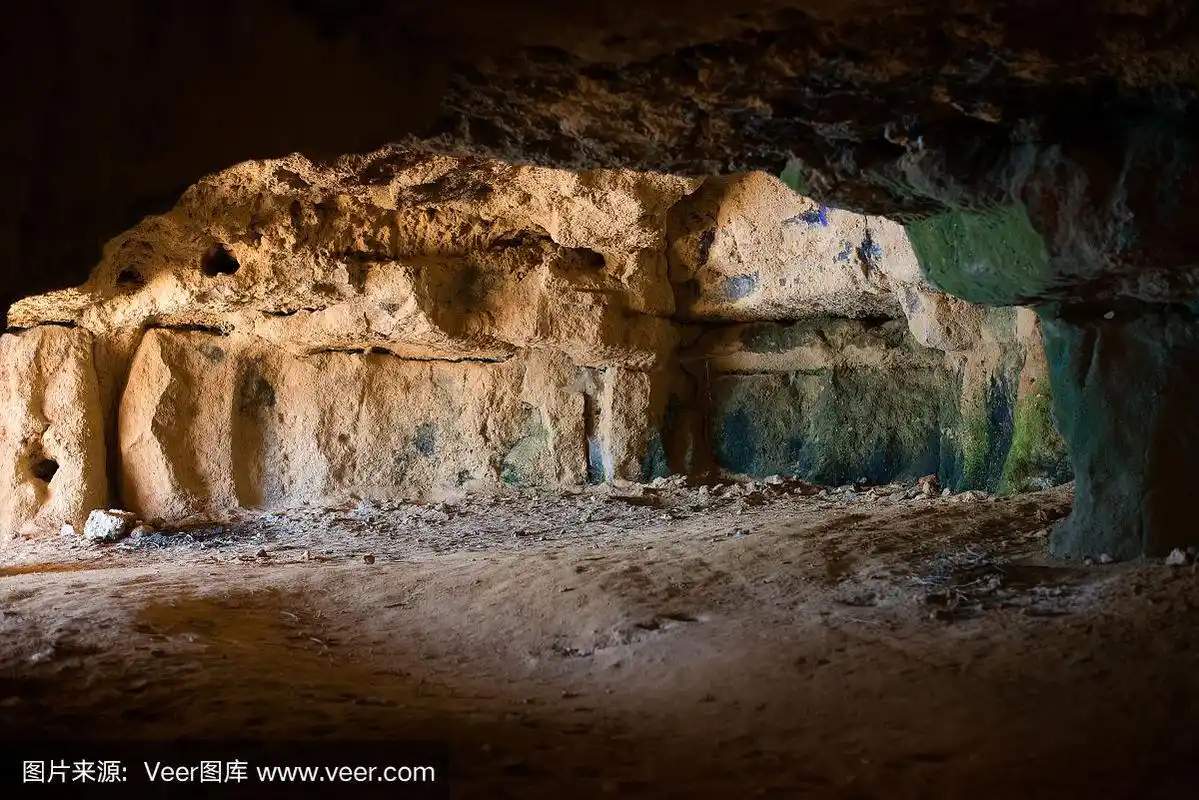 古老的洞穴内.