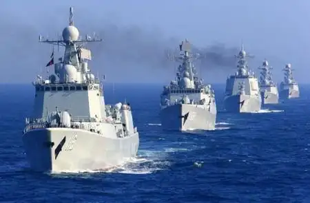 中国海军舰艇编队在日本海进行编队运动训练