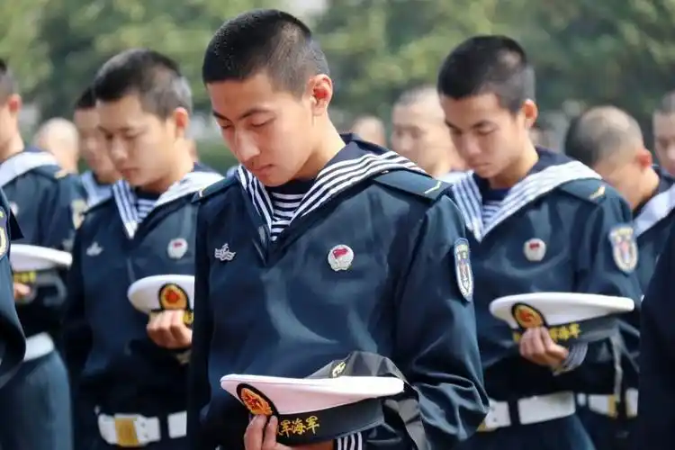 立正脱帽各部队官兵行脱帽礼致敬烈士缅怀同胞