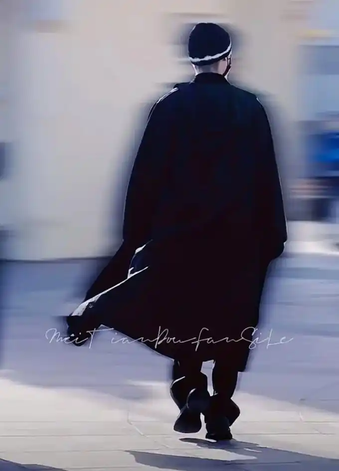 这两张图绝了,我愿称之为"背影杀手"cr:水印#严浩翔#时代 - 抖音