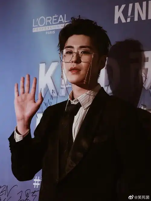 张云雷西装超a照片,每张都超级鲨我