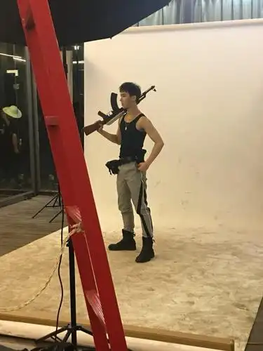 丁泽仁《勇敢的世界》秀舞蹈,"蚂蚁腰"惹人心疼