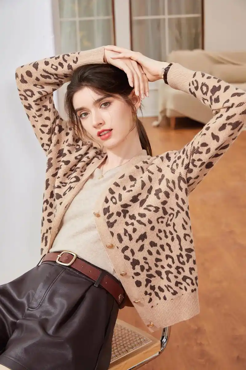 网红小姐姐达莎#服装拍摄 #时尚摄影 #模特 #羊绒衫 #拍 - 抖音