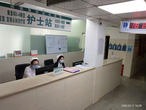 护士站的护士们在认真工作