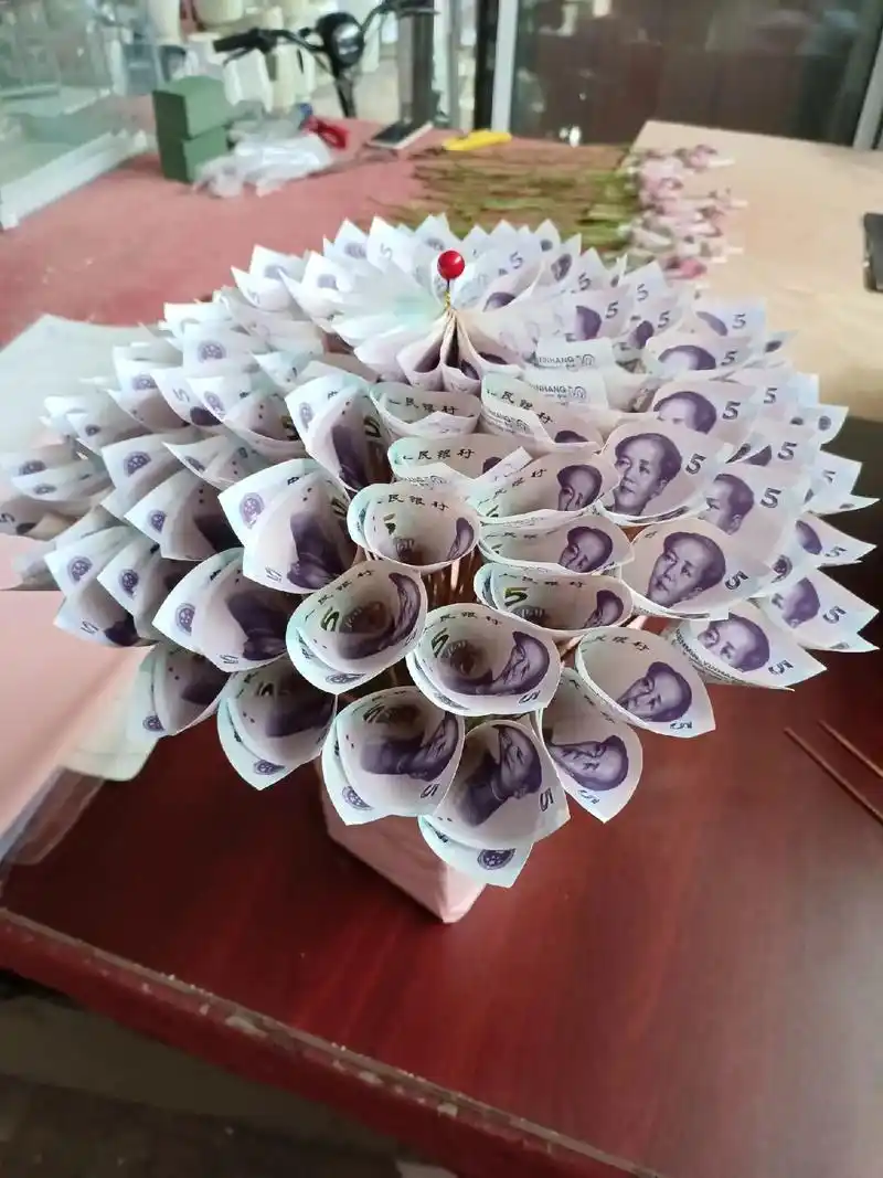 七夕节客户预订104张5元人民币 33朵玫瑰鲜花制作完成 - 抖音