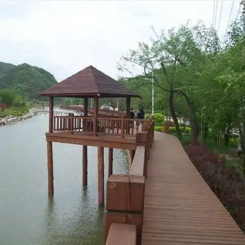 拥抱自然之美:景观防腐木木栈道施工的绿色韵味