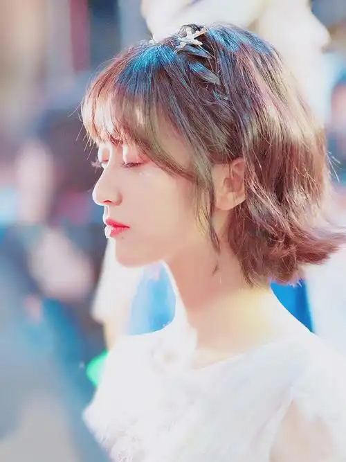 沈月穿纱裙仙气十足,眼角贴钻石,不是一般的美!