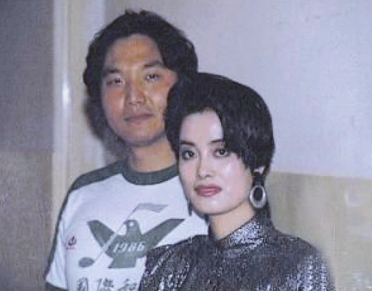 毛阿敏富豪老公现身酒局!满脸通红肚腩突出,身家180亿打扮朴素