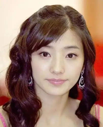 新月形双眼皮是外眼角距离眼缘较近,睑中部较宽,可以让眼睛变得圆而大