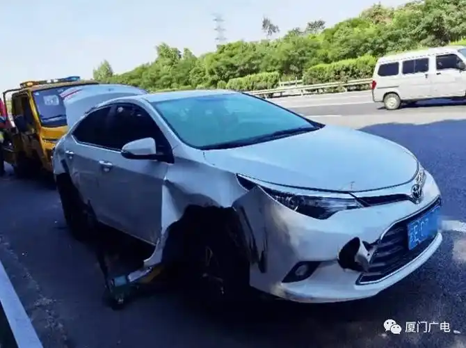 触目惊心厦门翔安大道三车追尾一车瞬间着火现场火势凶猛损毁严重