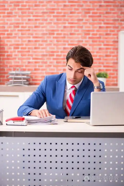 在办公室工作的年轻英俊的员工