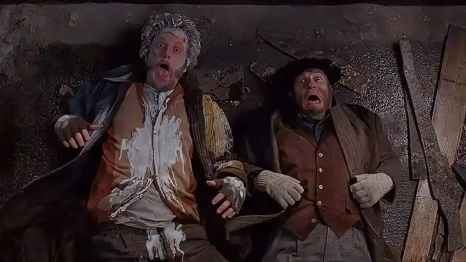 小鬼当家2:小鬼被追一点不慌,竟是有后手,小偷被整得不成人样