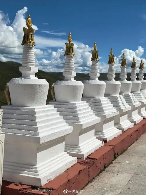 色达东嘎寺,由第一世东嘎活佛桑桑邬金大师创建于公元1686年,至今已有