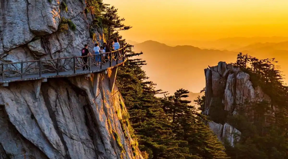 河南鲁山日出尧山云海翻滚