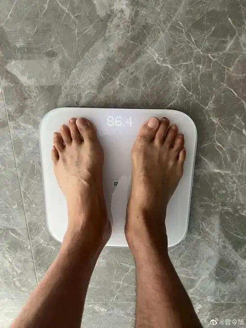 这个夏天瘦了192cm曾令旭发微博晒体重照864kg