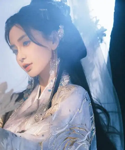 杨颖中秋节美照冷感古装造型仙气十足举杯月下浅酌宛若月神