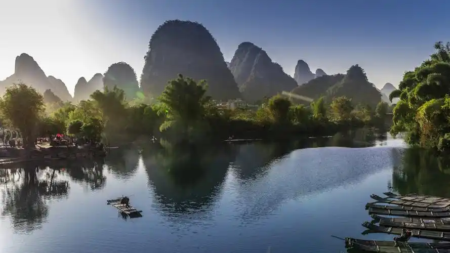 去年年末,行走在桂林山水之间,这是我眼里我镜下的桂林美景之一,阳朔