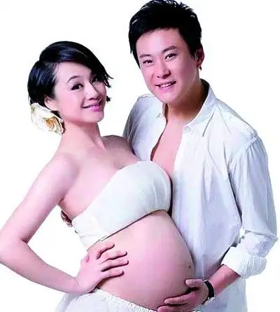 曹颖产子老公当场落泪 否认天价产房流言(图)