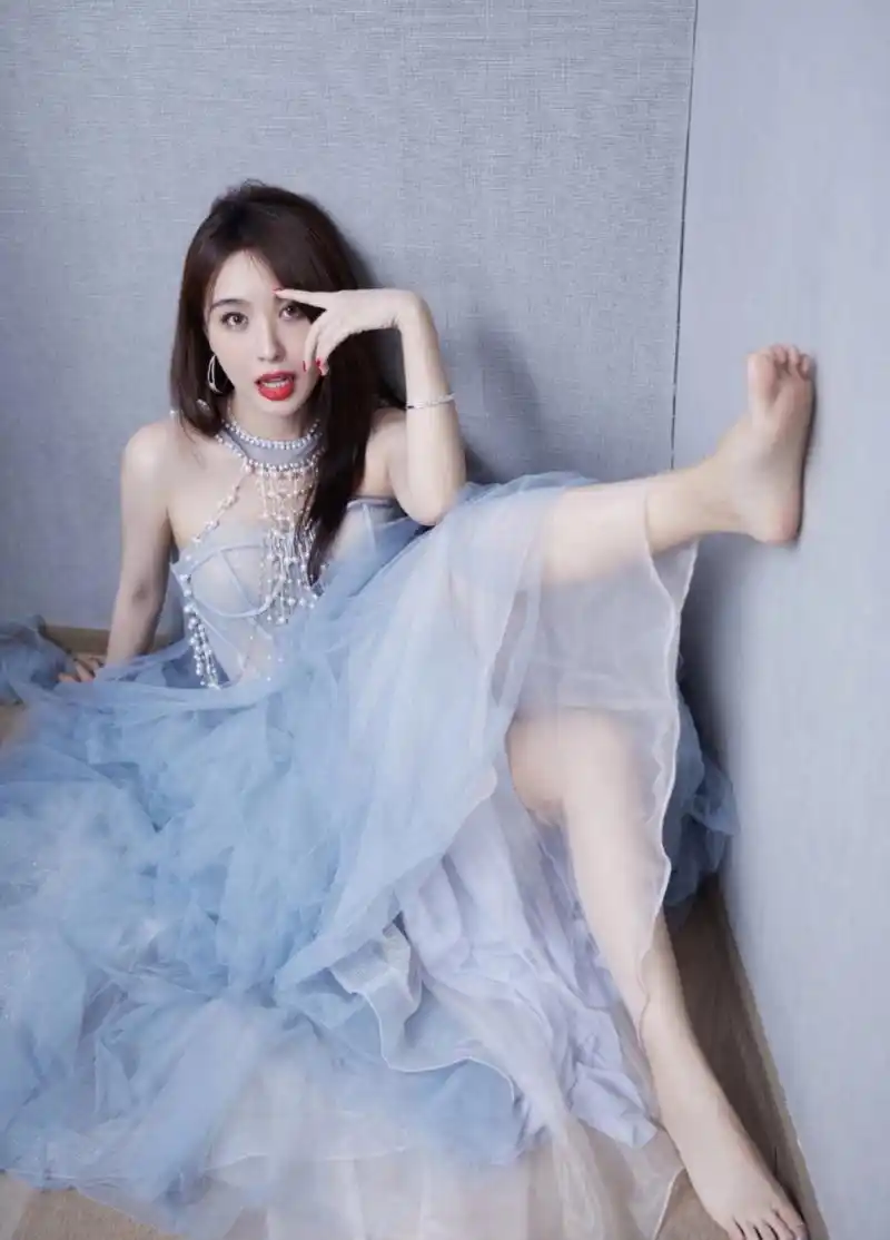 光 脚的李菲儿,蓝裙红唇可爱不失性感 身着蓝色长裙 长发披肩,红唇大