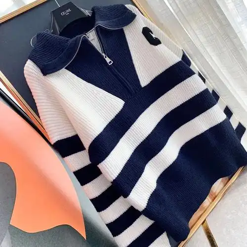 谁还没件高级感的蓝白条纹翻领毛衣