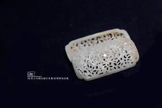 5.18 北京首都博物馆 清 青玉勾莲纹镂. 来自动脉影 - 微博