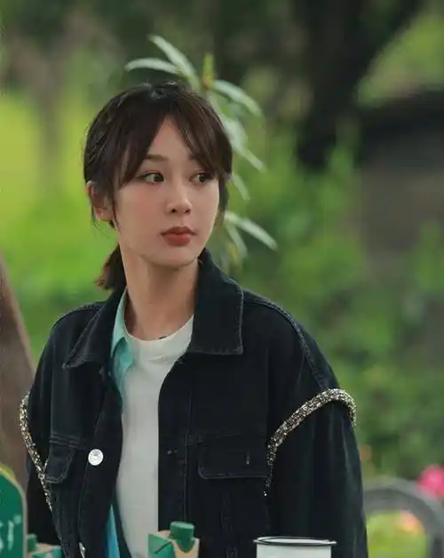 杨紫的性情也非常好,她和张子枫是童星,儿时就有协作过,子枫还饰演她