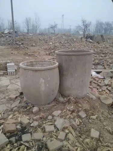 农民们曾经用过盛粮食的水泥缸.