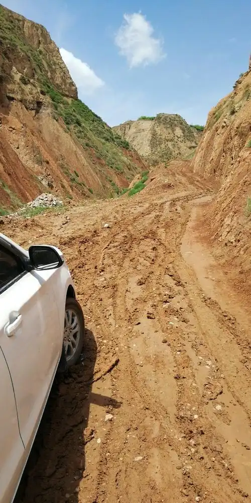 早上刚下过大雨,崎岖的山路很难走.
