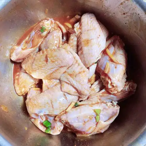 继续搅拌,按摩,将鸡翅静置腌制30分钟