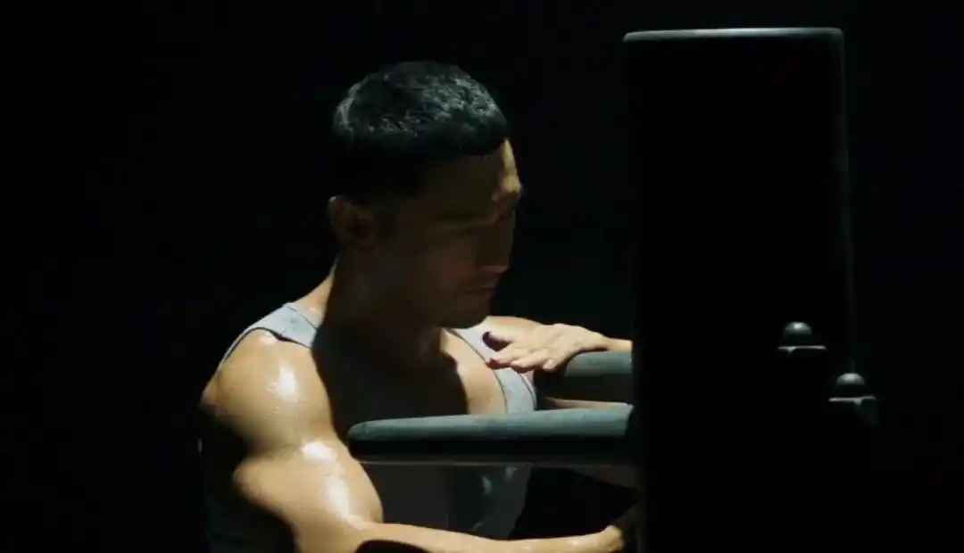 黄晓明的身材一直不错,肌肉也是非常棒,而且黄晓明经常会在健身房里