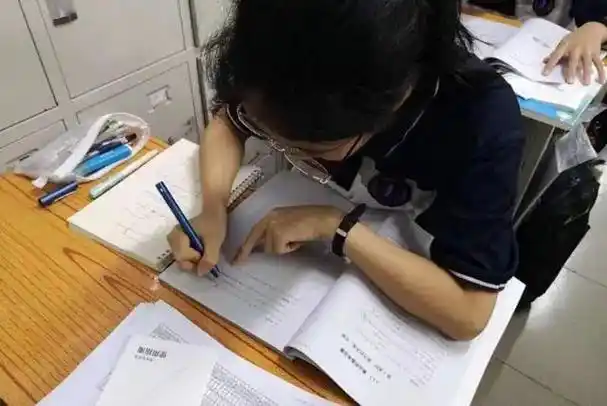 初中生作业写不完早起补还是熬夜写