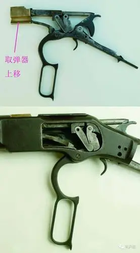 2,向下扳动扳机护圈杠杆,枪机后退压倒击锤,但扳机护圈杠杆没有推动拨