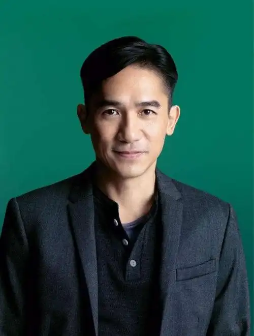 59岁梁朝伟近照曝光,孤单一人逛商场,与刘德华合作电影明年上映