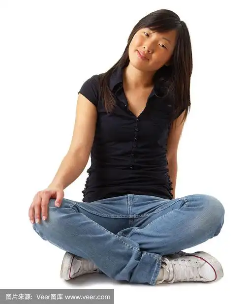 可爱的女孩盘腿而坐