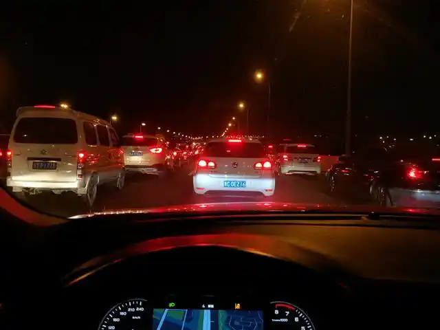 七点出发高速上有点堵车,开启驻车按键,怠速解放双脚,轻松自如.