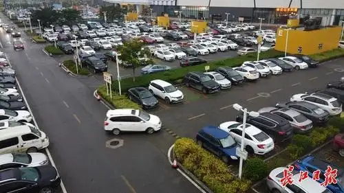 沌口江城大道上一大型商场人气旺盛,停车场时时爆满.