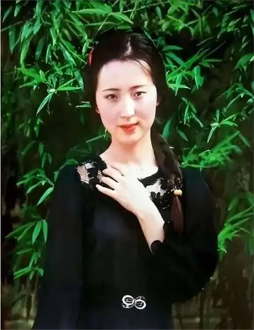 陈晓旭墓地近照:只有四朵鲜花还是周海媚粉丝顺带送的