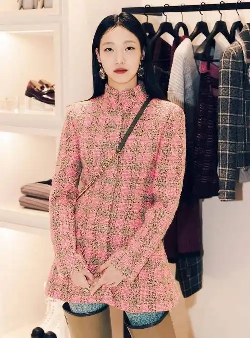 金高银穿着一件非常可爱的粉色chanel连衣裙亮相巴黎高级时装周_风格