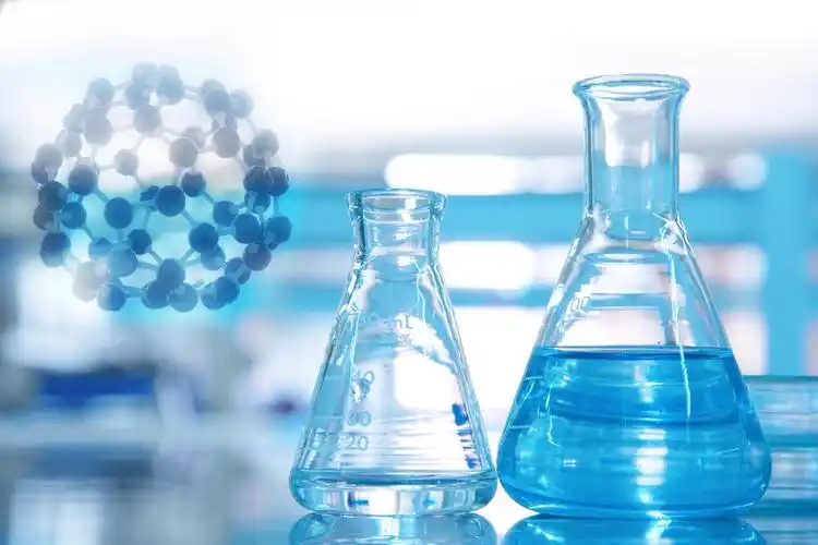 碳富勒烯化学结构与两个烧瓶中蓝色的科学实验室背景