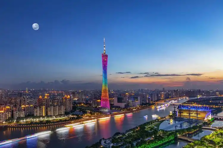 p>"珠江夜游"是指乘游船夜游珠江广州核心河段,该河段景色秀丽,游客