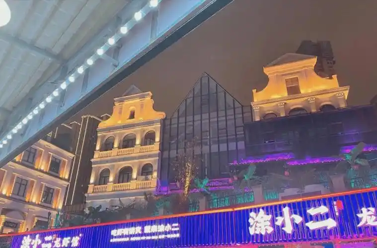 鸡爪软糯很好脱骨,基本每桌都点长沙渔人码头夜宵