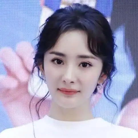 杨幂女儿正面照曝光!看到真实颜值后,终于明白为何不公开