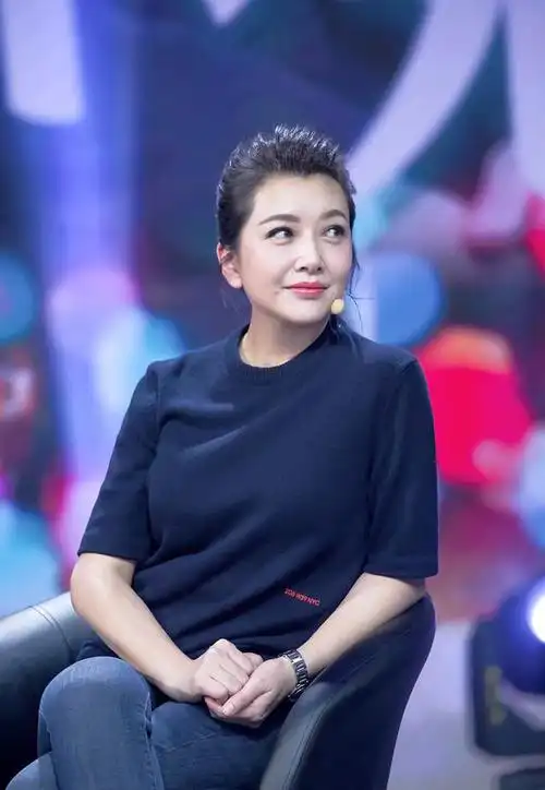 原创江珊骨子里散发着高级感简单穿针织衫配牛仔裤无需配饰照样美