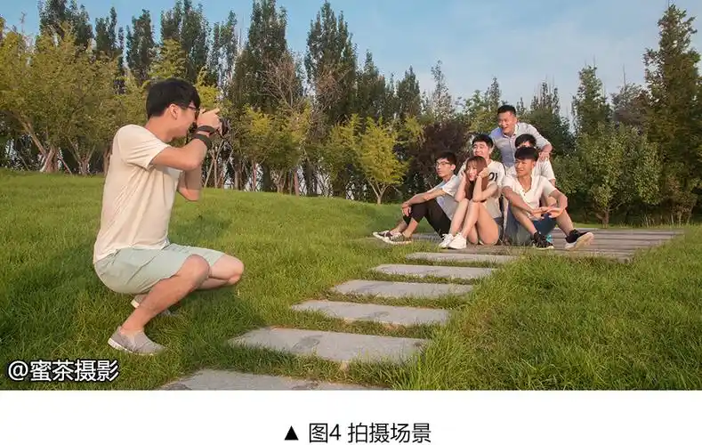 六个人的拍照姿势用手臂摆成六角星的形状