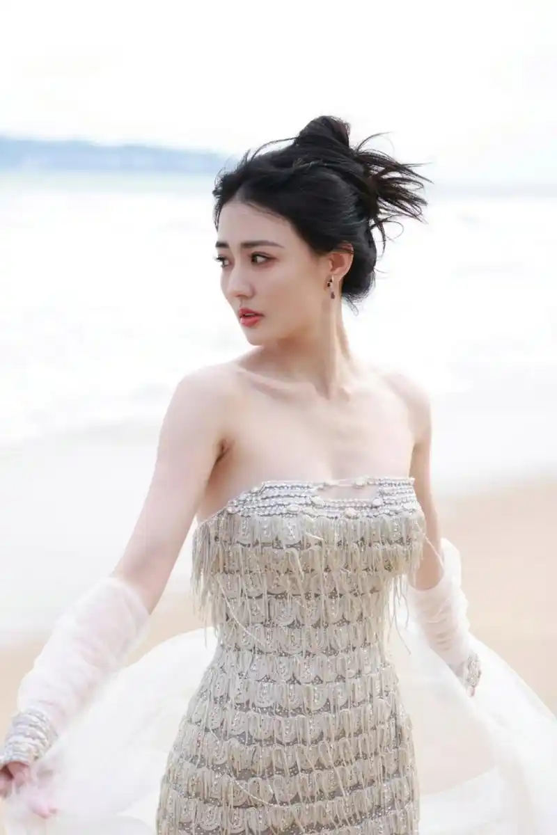 徐璐抹胸裙写真,这表情和眼神楚楚可怜惹人怜惜!