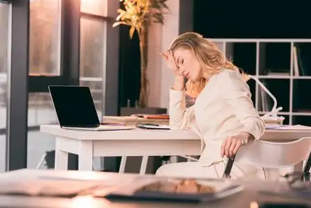 在学校上课时睡得很累的男孩又累又累清洁女人尖叫强调和累两个妇女