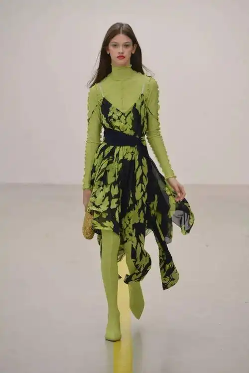 白色与牛油果绿搭配,可以打造出清新自然的风格,这样的穿搭可以说日常