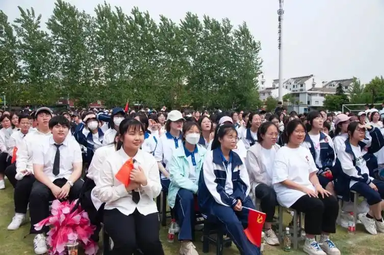 江都大桥中学举行悦青春红五月弘责任主题教育大型班级风采show活动