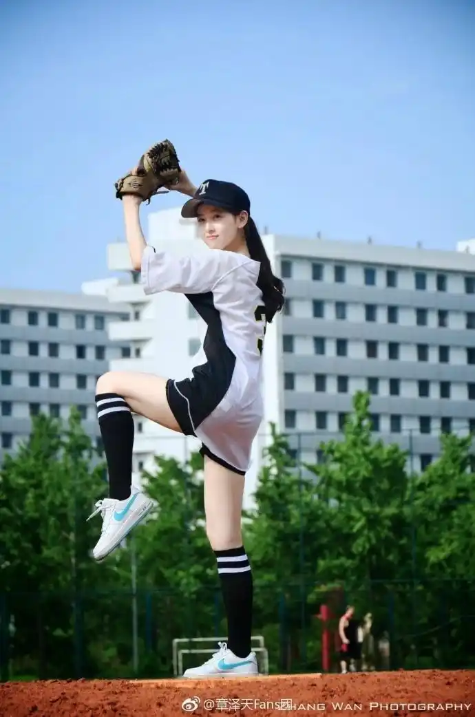 章泽天棒球写真旧照曝光 穿清华校服肤白貌美嫩出水